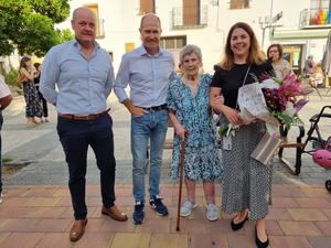 Homenaje en la plaza de Pareja a Julia Ler&#237;n Ortiz, que ha cumplido 100 a&#241;os, rodeada de su familia