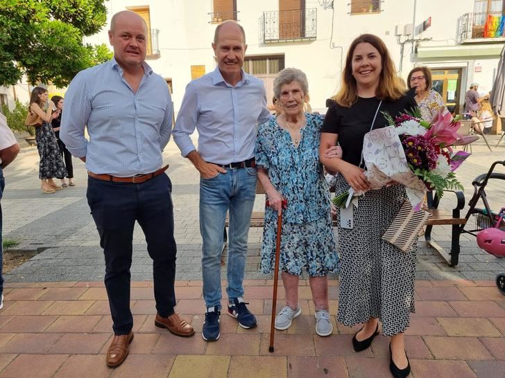 Homenaje en la plaza de Pareja a Julia Lerín Ortiz, que ha cumplido 100 años, rodeada de su familia