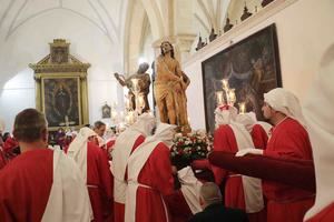 La lluvia obliga a que la procesión de Jueves Santo de Pastrana haya tenido lugar en el interior de la Colegiata