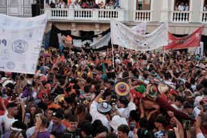 Las pe&#241;as &#34;explotan&#34; en la Plaza Mayor de Guadalajara con el Chupinazo