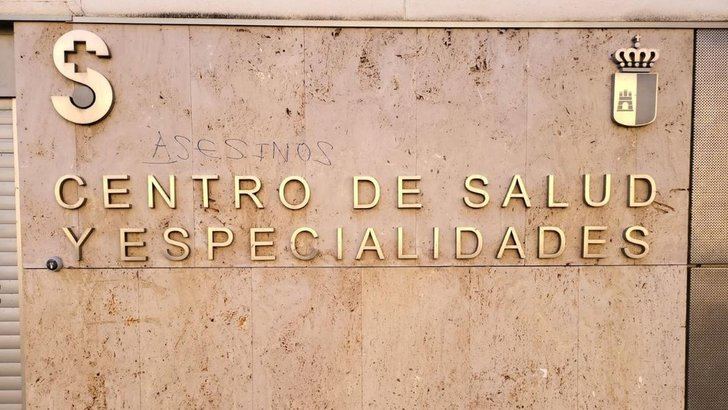 Aparecen pintadas de "Asesinos" en el centro de salud de Molina de Aragón