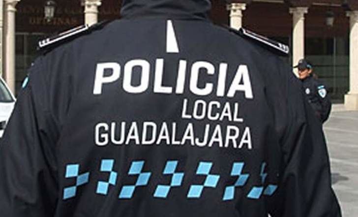 Un vehículo colisiona contra la glorieta de las Víctimas del Terrorismo de Guadalajara 