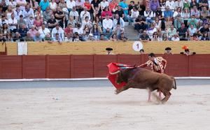 Roca Rey y Gin&#233;s Mar&#237;n, oreja por buenas estocadas en Guadalajara...a pesar del viento