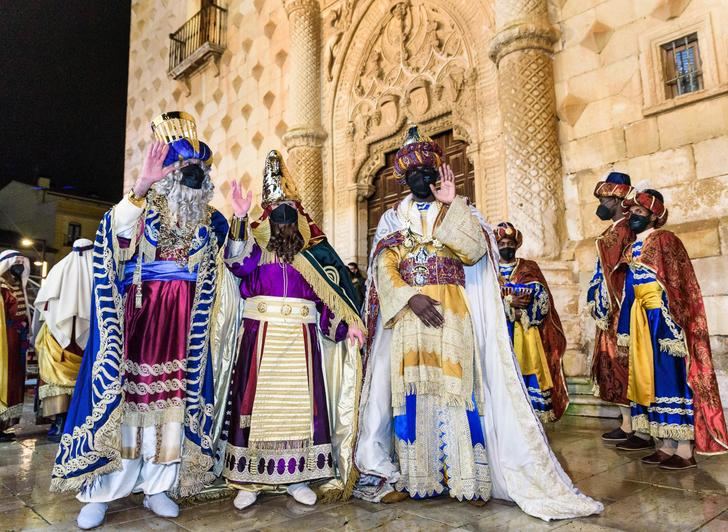 La Cabalgata de Reyes recorrió el centro de Guadalajara desplegando magia y fantasía ante una ciudad volcada a pesar de la lluvia