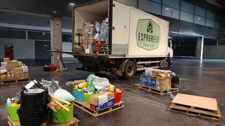 9.300 kilos de solidaridad con la DANA de la Sierra Norte llegaron ayer a la Feria de Valencia