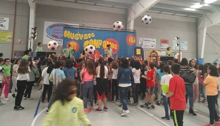 Cientos de escolares ‘toman’ Torrejón del Rey y celebran el triunfo de la lectura y el trabajo en equipo