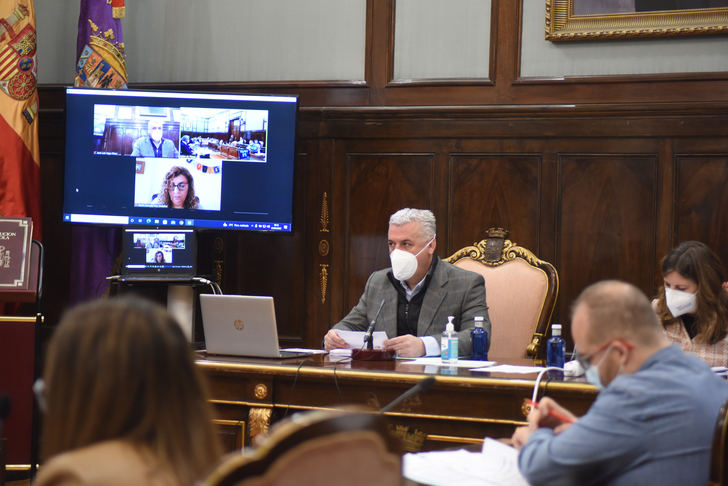 José Luis Vega reanuda su agenda pública presidiendo el pleno de Diputación, tras recibir el alta médica