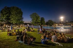 Cerca de 3.500 personas han disfrutado de los Viernes a la Luna 2024 en la piscina municipal de verano de Azuqueca