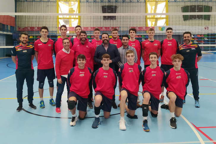 El alcalde y el concejal de Retos Deportivos, con la Selección Española de Voleibol Sub 18 masculina. Fotografía: Ayuntamiento de Azuqueca