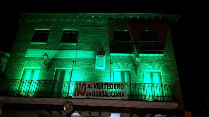 El Ayuntamiento de Yunquera de Henares ilumina de verde el Edificio Municipal de Usos Múltiples por el Día Mundial Contra la ELA 