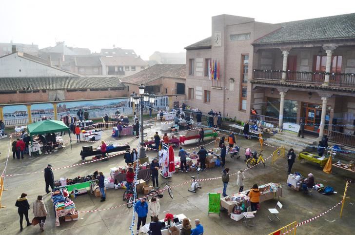 El Palacio de los Mendoza acogió el XIII Mercadillo de Segunda Mano, Trueque y Artesanía de Yunquera de Henares