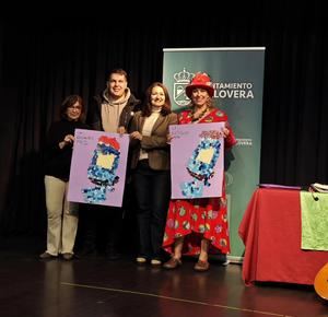 La escritora de literatura infantil Gracia Iglesias ha visitado la biblioteca de Alovera