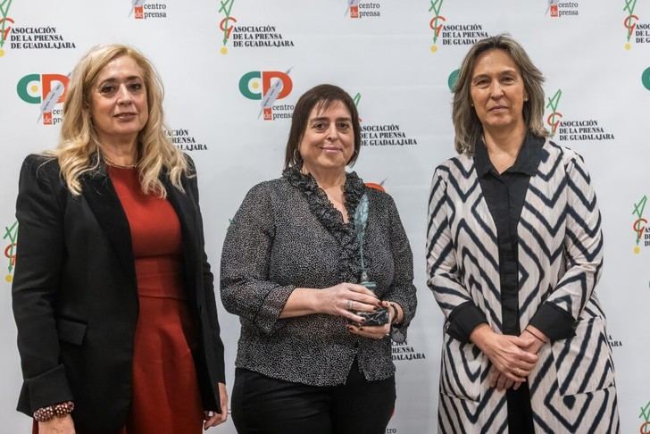 Ana Guarinos premia a Nuria Fernández y defiende la libertad de prensa