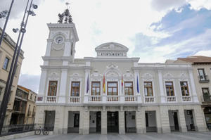 El Pleno aprueba los Presupuestos de Guadalajara para 2025 que ascienden a 99,6 millones de euros, congelan la presión fiscal y mejoran los servicios públicos