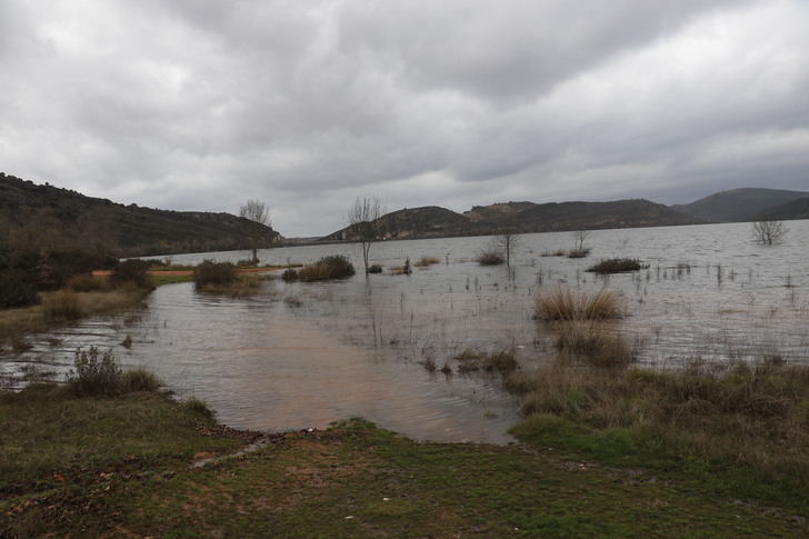 Quince estaciones de la CHT en Toledo y Guadalajara superan el umbral rojo y nueve presas siguen desembalsando agua