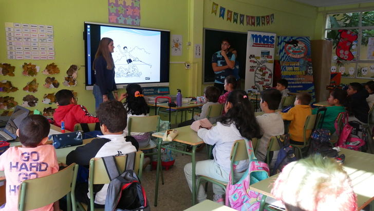 Más de 150 escolares del CEIP Alcarria participan en charlas sobre la importancia del agua y su aplicación en el deporte de salvamento acuático 