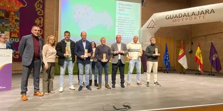 El Club de Atletismo El Casar recibe un premio por su carrera popular