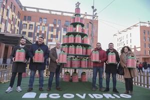 Ecovidrio presenta un árbol navideño para promover el reciclaje en Azuqueca