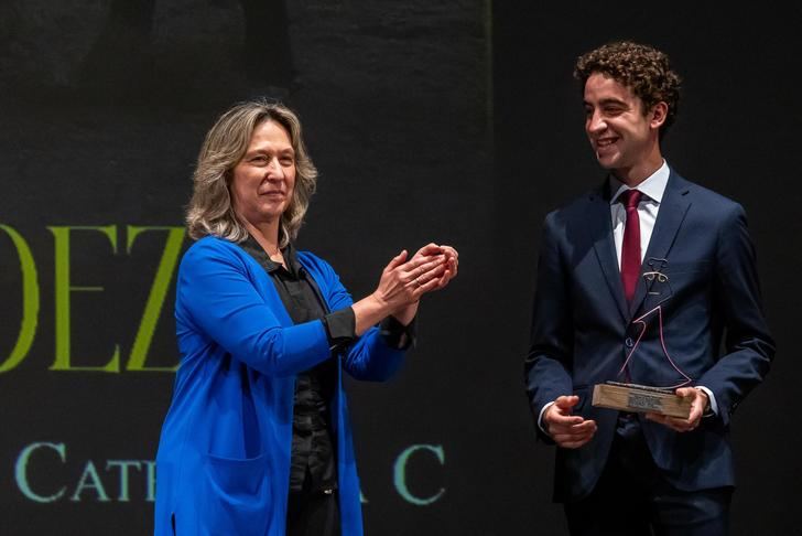 Víctor Hernández recibe de manos de la alcaldesa de Guadalajara el trofeo como triunfador de la Feria de la Antigua