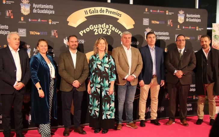 Ana Guarinos entrega el premio “Capote ProGuadaTauro” a Víctor Hernández