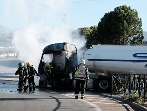 Incendio en la cabina de un camión que transportaba gasoil en la glorieta de Cuatro Caminos en Guadalajara sin registrase daños personales