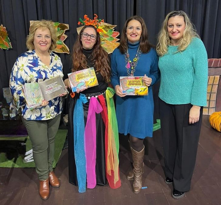 La biblioteca de Alovera se llena para la presentación del libro de su vecina Rosa María García Valenzuela