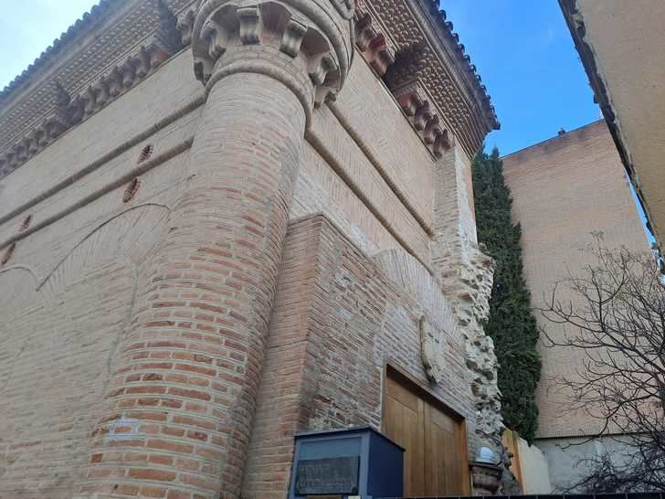 La capilla Luis de Lucena puede reanudar su actividad turística tras la demolición del muro colindante que suponía un riesgo