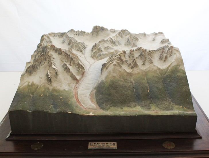 El IES Brianda de Mendoza conmemora el Día Nacional de los Institutos Históricos con la presentación de la maqueta restaurada del macizo del Mont Blanc.