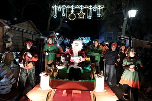 Papa Noel desfiló por las calles de Guadalajara con su coche trineo