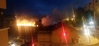 Incendio de matorrales ocasionado por la tormenta, en la calle Zaragoza. (Foto: Foto de twitter de @torre_borja)