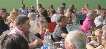 La Asociación de Jubilados y Pensionistas de Cabanillas celebra su hermandad ante la mesa