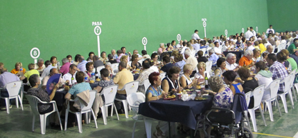 La Asociación de Jubilados y Pensionistas de Cabanillas celebra su hermandad ante la mesa