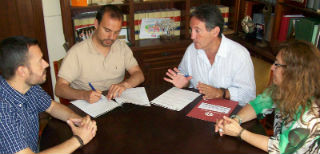 Desde la izquierda, el concejal de Cohesión Social e Integración, el alcalde de Azuqueca, el representante de Proyecto Hombre y la edil de Protección de la Salud. Fotografía: Ayuntamiento de Azuqueca de Henares.