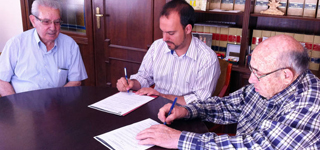 El alcalde, flanqueado por el secretario (izquierda, en la imagen) y el presidente de la asociación de agricultores, durante la firma del convenio. Fotografía: Ayuntamiento de Azuqueca de Henares