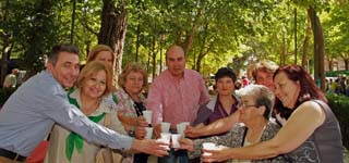 El frescor de La Alameda ha acogido el XI Encuentro de Encajeras de Sigüenza