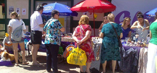 Solidaridad por bandera en el mercadillo de la Asociación de Mujeres de Yunquera en las Fiestas de San Pedro