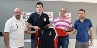 Desde la izquierda, el presidente del Basket Azuqueca, Manuel Pérez; el nuevo entrenador, Jesús Berzosa, el vicepresidente, Juan Carlos Martín, y el concejal de Deportes, José Luis Escudero. Fotografía: Álvaro Díaz Villamil / Ayuntamiento de Azuqueca de Henares