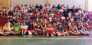 Los concejales azudenses Julia Miguel y Rubén Carbajo acudieron a la clausura de las actividades deportivas del Azuverano desarrolladas en la primera quincena de julio. Fotografía: Ayuntamiento de Azuqueca de Henares