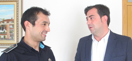 El alcalde desea suerte al policía Manuel Regatero en su aventura en el Campeonato Europeo de Policías y Bomberos