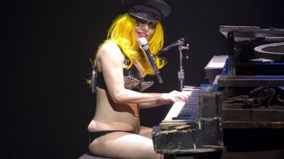 Lady Gaga presume de curvas