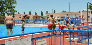 La piscina de verano de Azuqueca suma esta temporada cerca de 16.200 bañistas