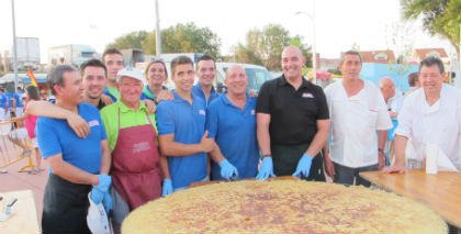 La fiesta de la tortilla de Cabanillas sirve más de dos millares de raciones y concede premio a las mejores recetas 